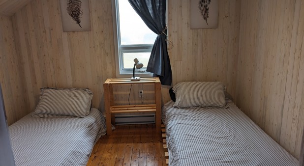 2 single beds - bedroom