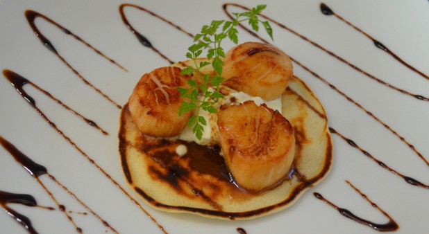 Scallops with Pernod on ginger blinis