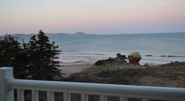 Vue de sur le balcon située dans la chambre (condo en bordure de la plage)