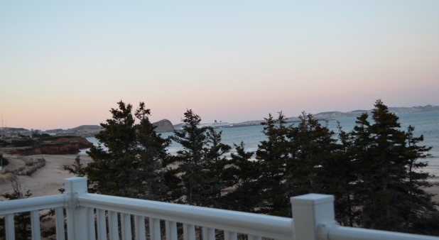 Vue de sur le balcon située dans la chambre (condo en bordure de la plage et vue sur le port de Cap-aux-Meules)