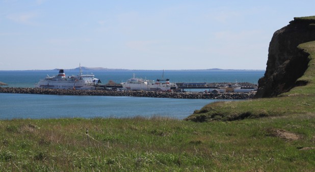 Vue sur le port de Cap-aux-Meules et le traversier