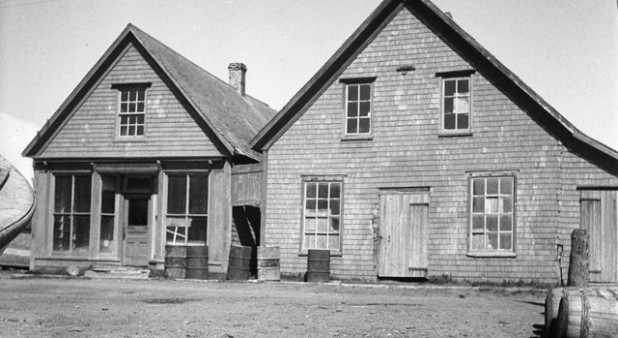 Propriétés de la fédération des pêcheurs à Havre-Aubert, Îles de la Madeleine / Maurice Lessard, 1943