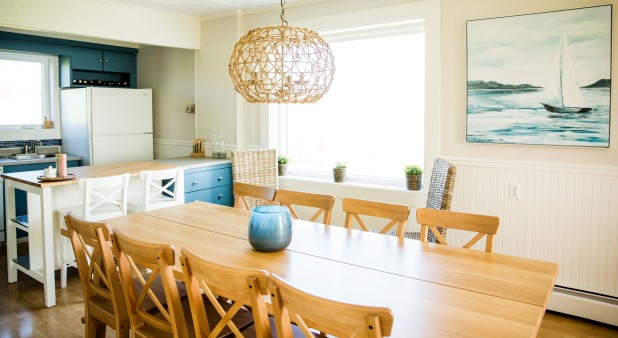 Kitchen and dining room with sea view