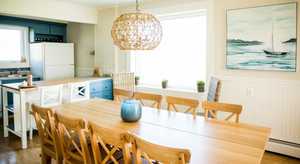 Cuisine et salle à manger avec vue sur la mer