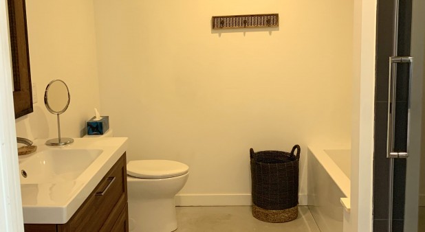 Salle de bain avec douche multi-jets