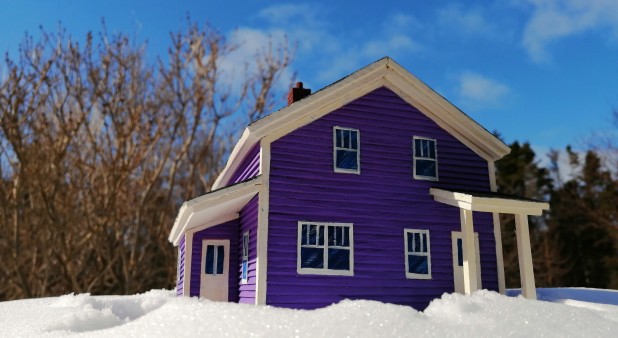 Maison mauve typique des Iles-de-la-Madeleine.