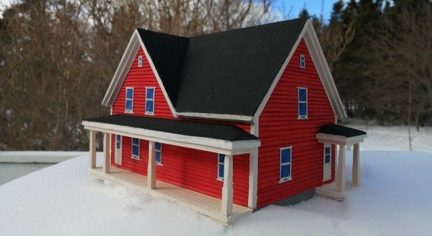 Petite maison typique des Îles-de-la-Madeleine (sculptée au petit couteau)