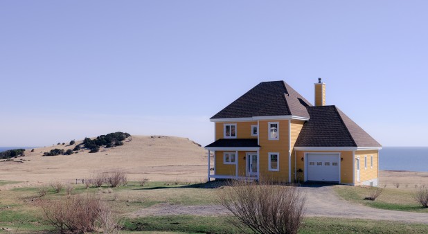 Profitez du silence. La maison se trouve sur une colline sur 7 acres de propriété face à l\'océan avec une plage privée. Il est construit à partir de béton, donc il ne fait jamais froid et vous n\\\'entendrez pas les vents ou les pluies.