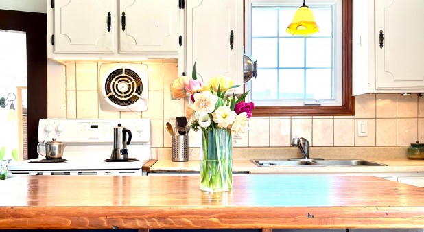 La repousse house rental_Kitchen island