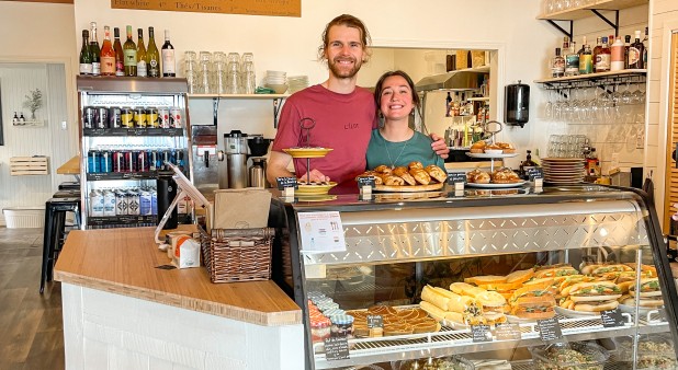 Les propriétaires, Vanessa au Augustin, se feront un plaisir de vous accueillir à L\'Îlot !