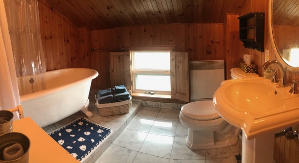 Private bathroom in the main bedroom