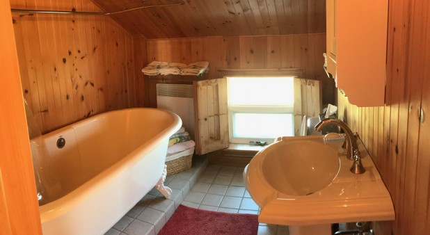 Shared bathroom on the 2nd floor