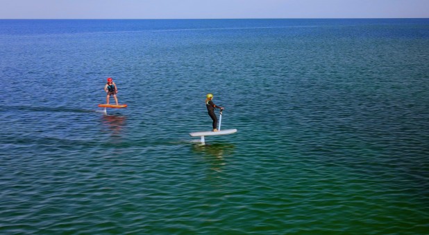 Easy to learn how to e-foil with the Flitescooter Fliteboard - Plein Vent les îles