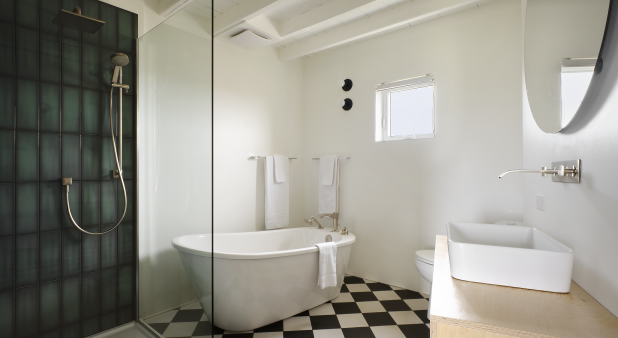 salle de bain attenante à la chambre blanche