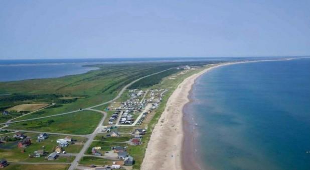 Une porte ouverte sur la mer en septembre / Chalets Camping des Sillons