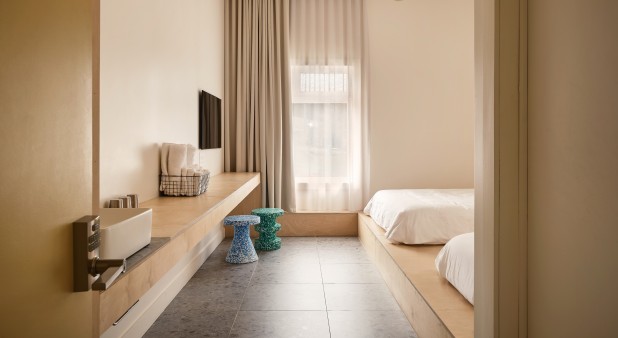 The Maggies at a sweet deal / Petit hôtel de la Montagne