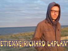 Étienne Richard Laplante au piano du café