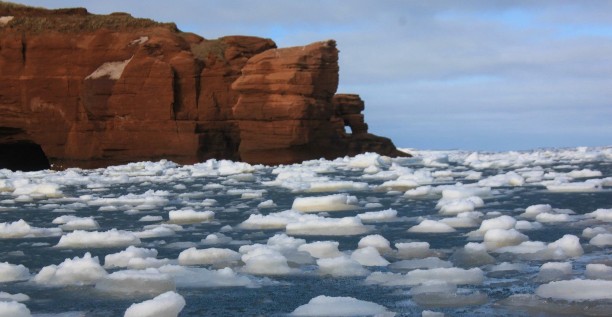 Îles de la Madeleine, falaise de grès rouge, débarris, glaces, mer 