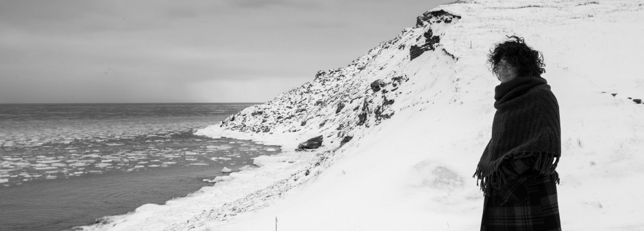 Îles de la Madeleine, hiver, neige, mer, falaise, noir et blanc 