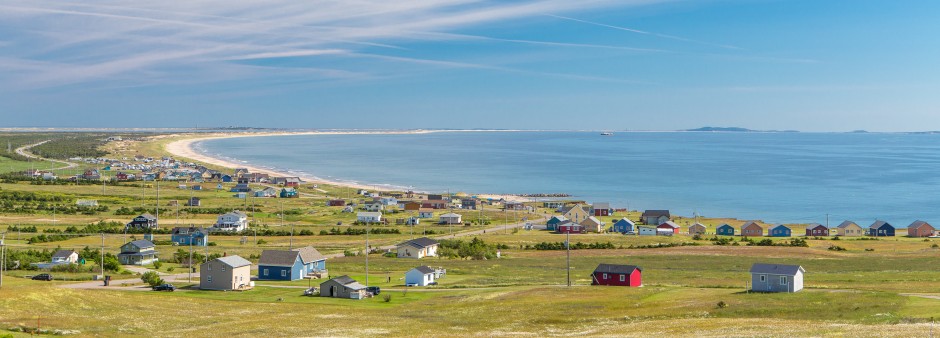 Îles de la Madeleine, maisons colorées, mer, plage, ciel bleu