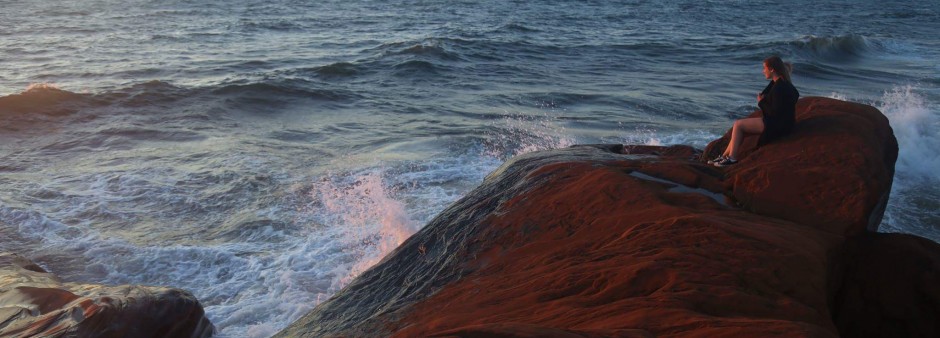 Îles de la Madeleine, caps, grès rouge, vagues, mer, ciel 