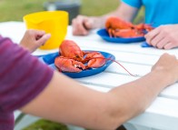 Repas de homard des Îles entre amis