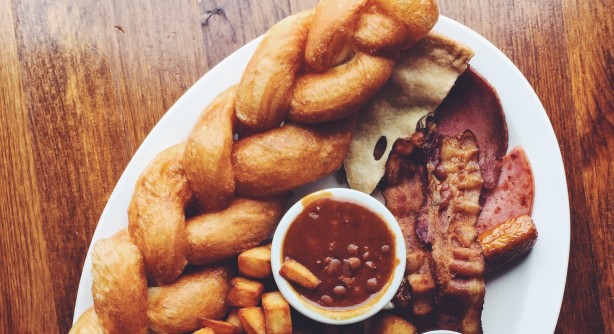 Beignets en assiette brunch