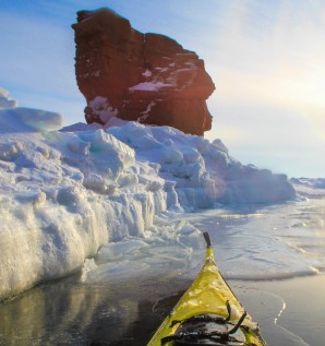 Falaise, glace, mer, kayak