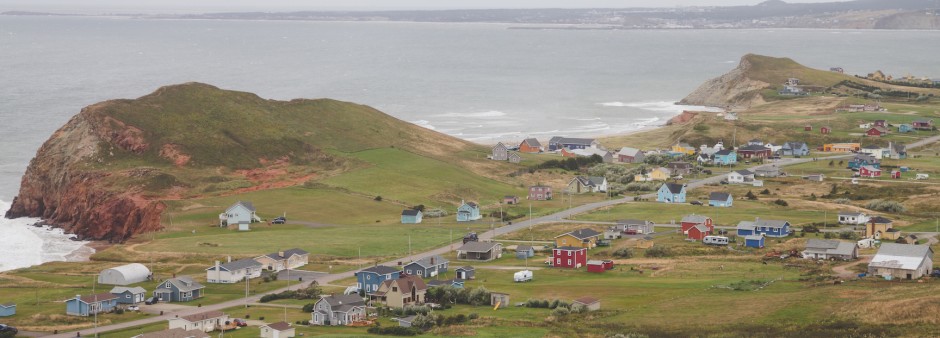 Îles de la Madeleine, maisons colorées, mer, falaises