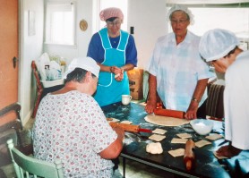 Famille préparant des croxignoles