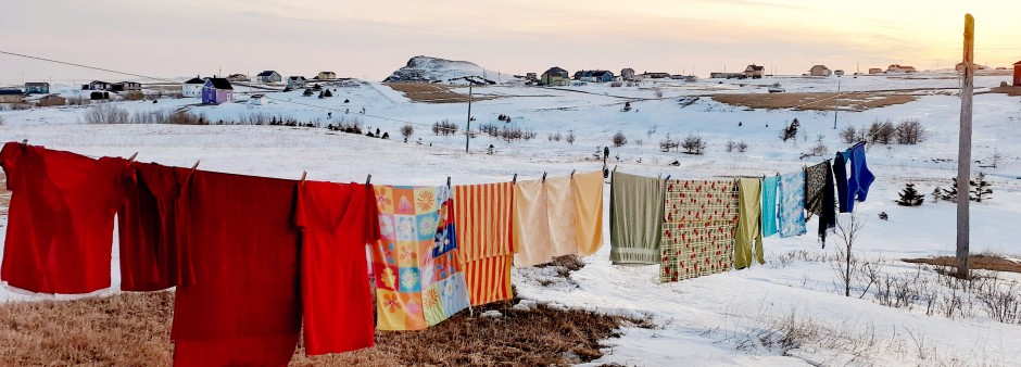 Un arc-en-ciel sur la corde à linge