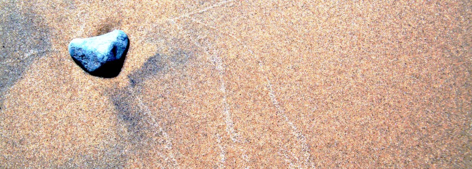 roche sur le sable blond et noir des Îles de la Madeleine