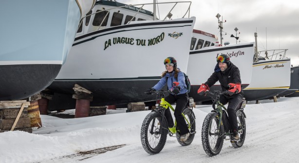 Vélo aux Îles de la Madeleine en hiver dans le parc à bateaux