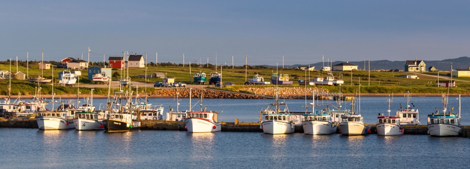 Des bateaux au quai de l'Étang-du-Nord au coucher du soleil