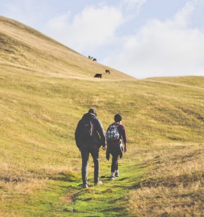 Two people hiking in the beautiful landscapes of the Îles de la Madeleine