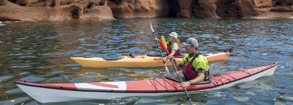 un couple fait du kayak près des falaises aux Îles de la Madeleine
