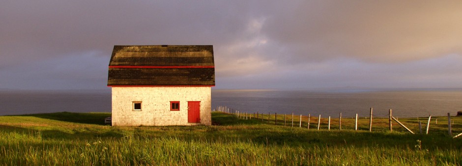 Grange après la pluie, dans un ultime rayon de soleil en fin de journée.