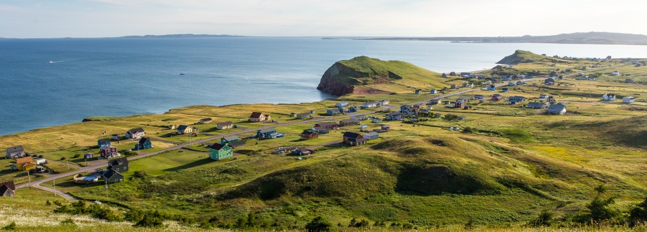 Vue depuis la Butte Ronde sur le village de la Pointe-Basse avec ses maisons colorées surplombant la mer