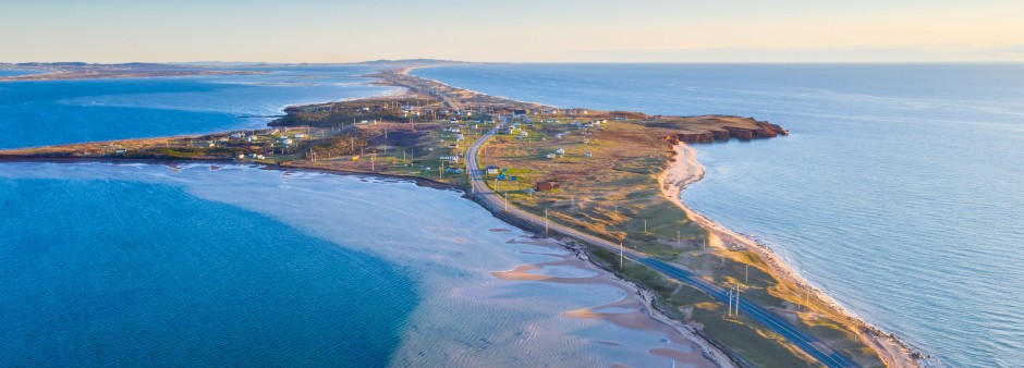 Vue de l'Île de la Pointe aux Loups des Îles de la Madeleine, bordée par les plages et falaises sur le golfe du Saint-Laurent.