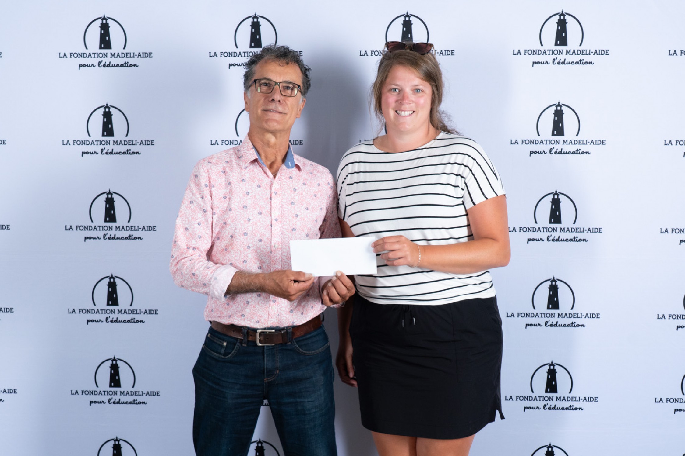 Michel Bonato, directeur, Tourisme Îles-de-la-Madeleine et représentante de Joséphine Rodriguez-Lebel, récipiendaire.