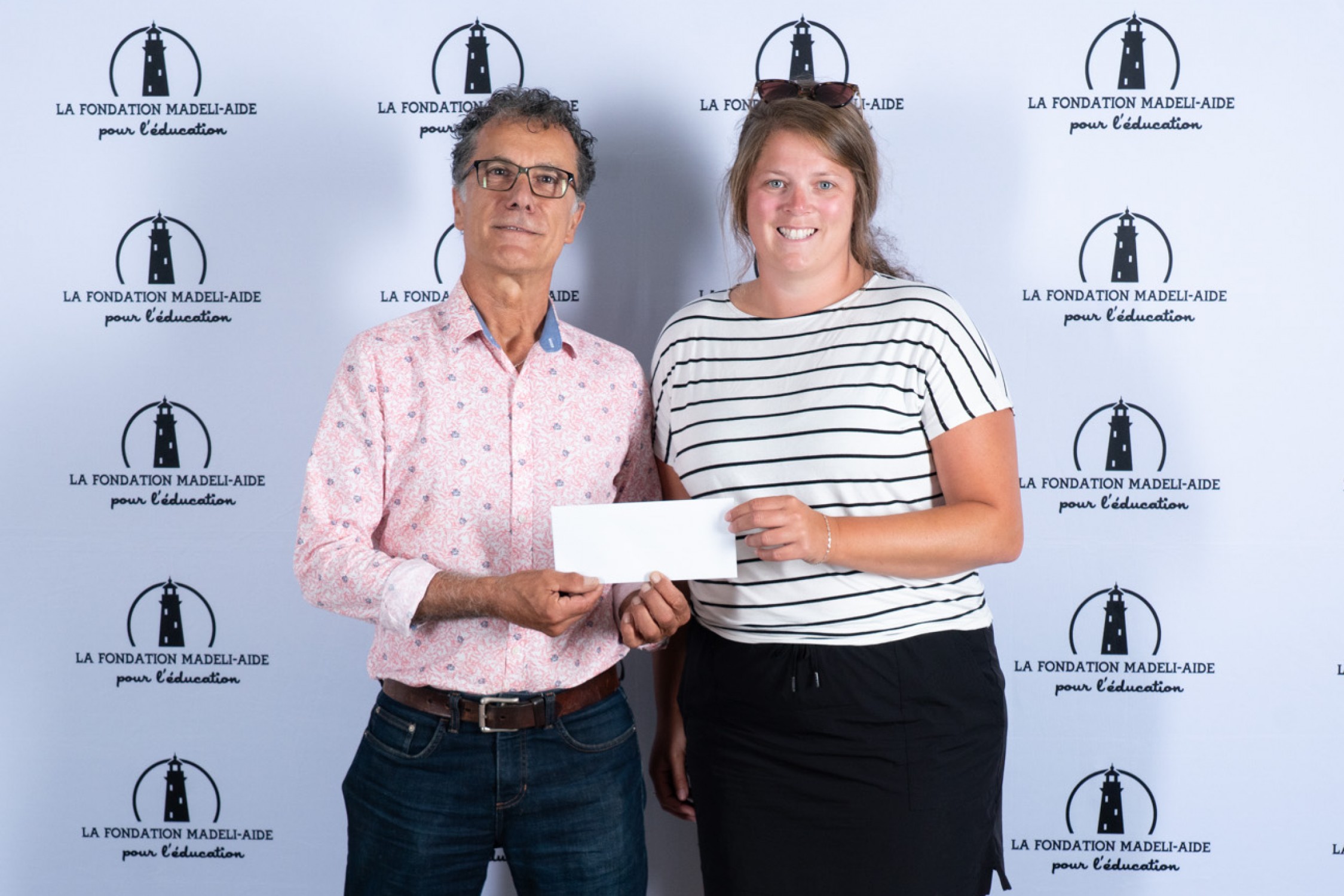 Michel Bonato, directeur, Tourisme Îles-de-la-Madeleine et représentante de Joséphine Rodriguez-Lebel, récipiendaire. Michel Bonato, directeur, Tourisme Îles-de-la-Madeleine et représentante de Joséphine Rodriguez-Lebel, récipiendaire.